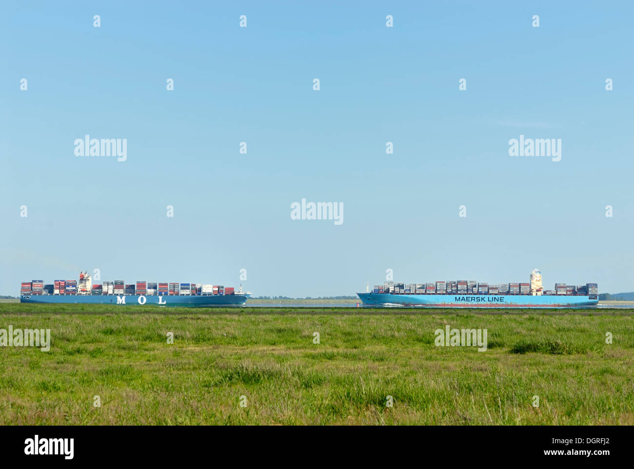 Zwei Containerschiffe jeder sonstigen Weitergabe der unteren Elbe, Landkreis Dithmarschen, Schleswig- Holstein Stockfoto