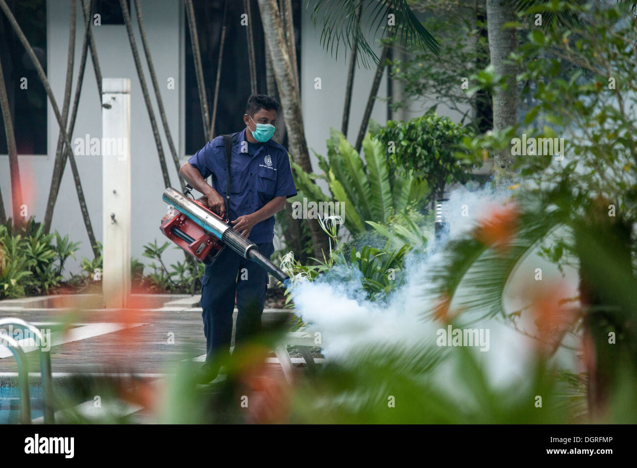 Eine Pest Control Arbeitskraft fumigates oder Nebel, ein Wohn-Eigentum gegen Mücken in Kuala Lumpur, Malaysia Stockfoto