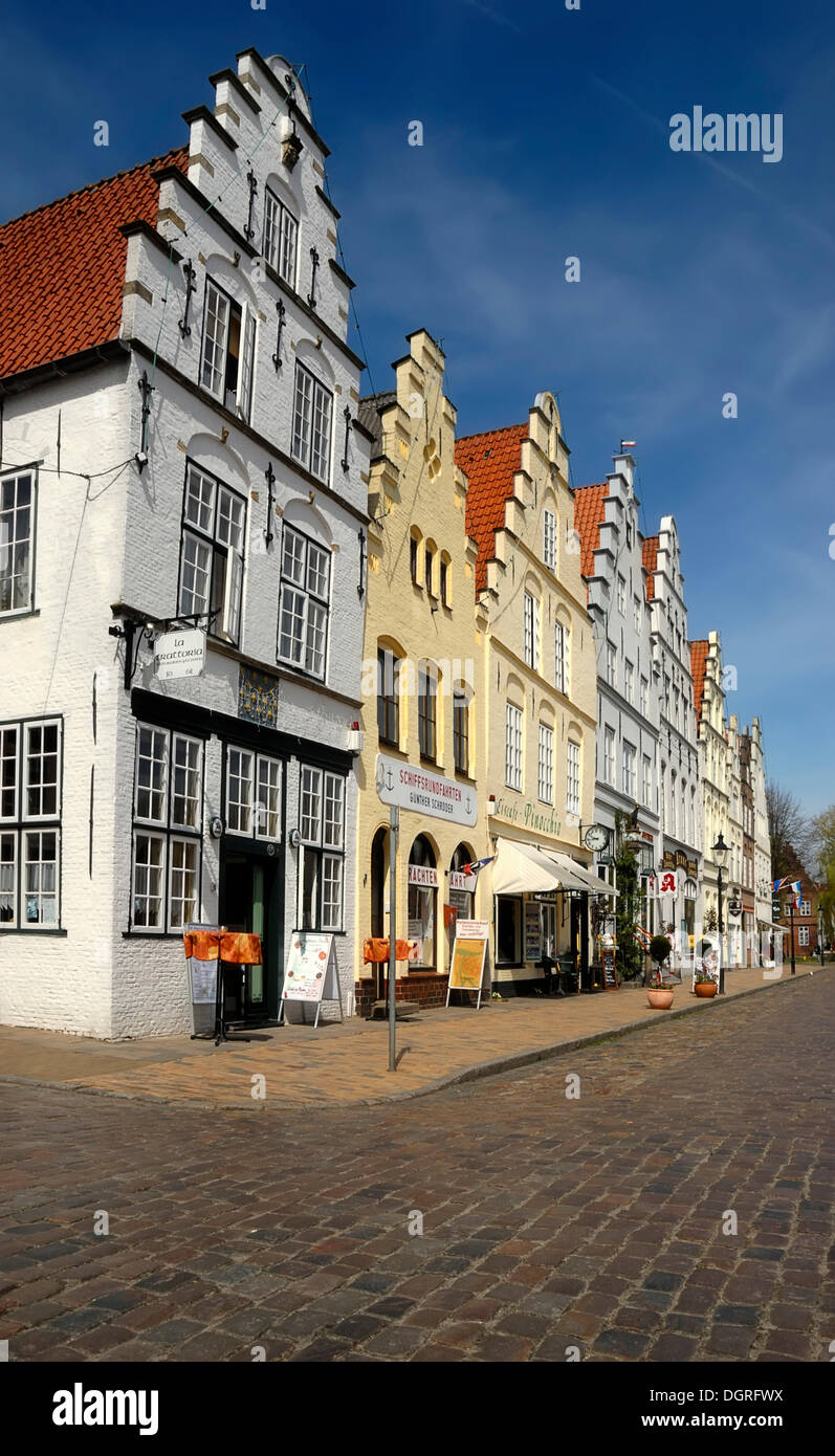 Gebäude im Wilhelminischen Stil auf dem Marktplatz der "Dutch Town" in Friedrichstadt, Nordfriesland Stockfoto