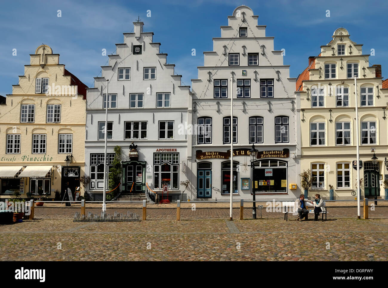 Gebäude im Wilhelminischen Stil auf dem Marktplatz der "Dutch Town" in Friedrichstadt, Nordfriesland Stockfoto