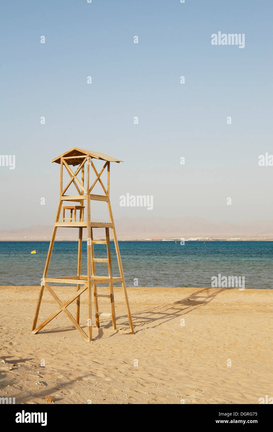 Rettungsschwimmer-Turm, leer, im Morgenlicht, Soma Bay, Rotes Meer, Ägypten, Afrika Stockfoto