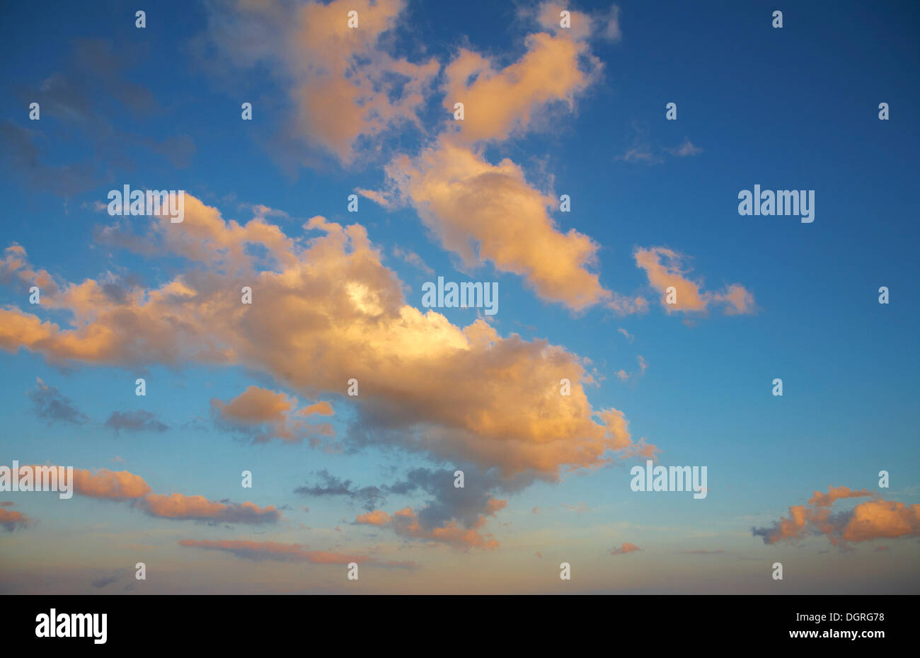 Blauer Himmel mit Wolken im Abendlicht Stockfoto