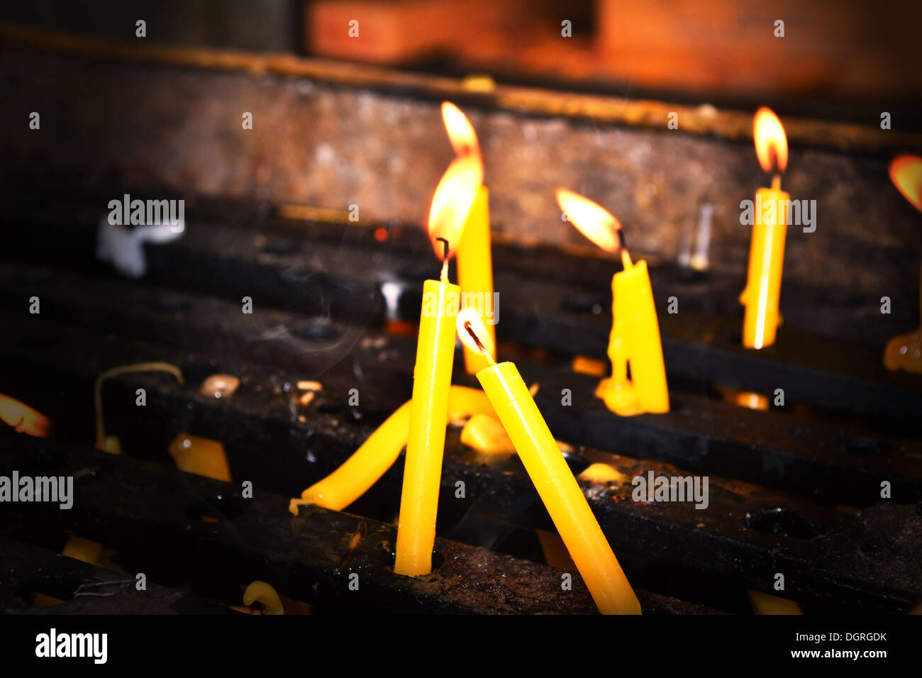 Gelbe Kerzen auf dem Altar brennen. Stockfoto