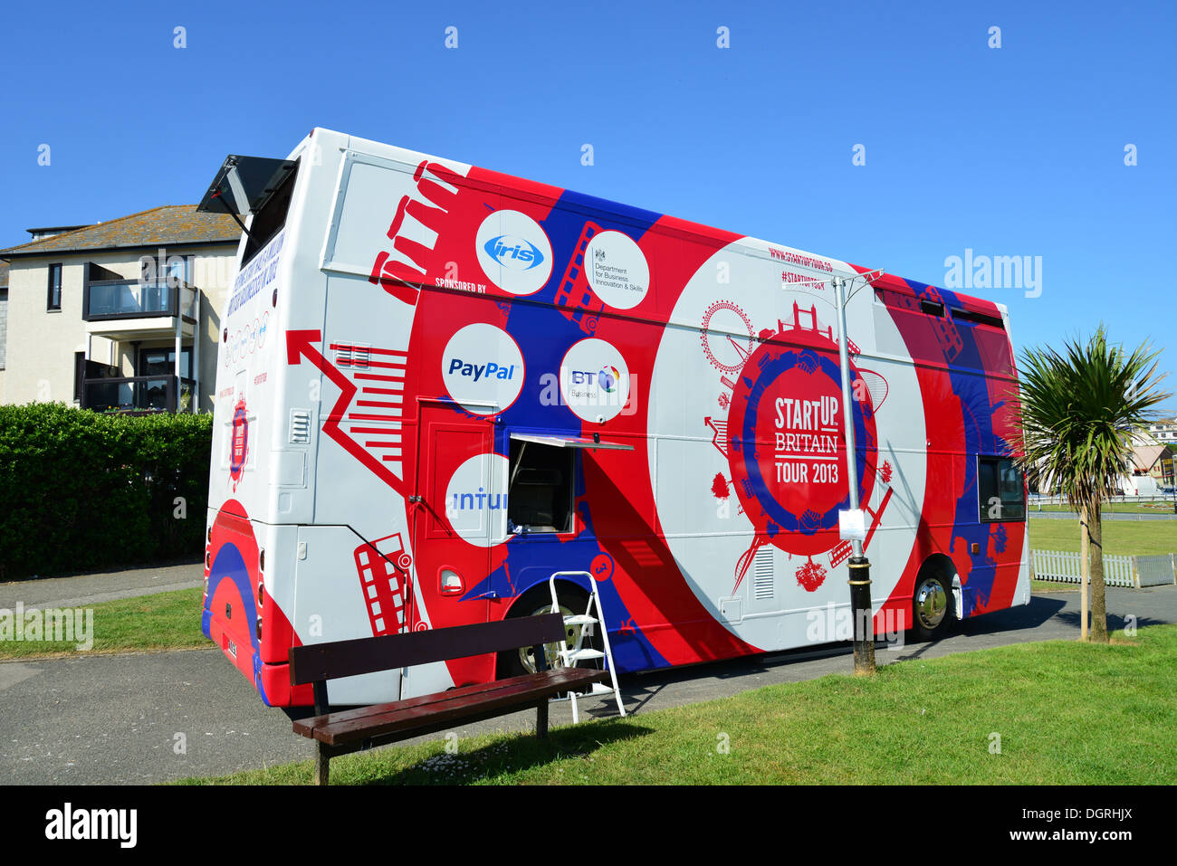 "Start Up Britain" Business Ideen Bus am Meer, Newquay, Cornwall, England, Vereinigtes Königreich Stockfoto