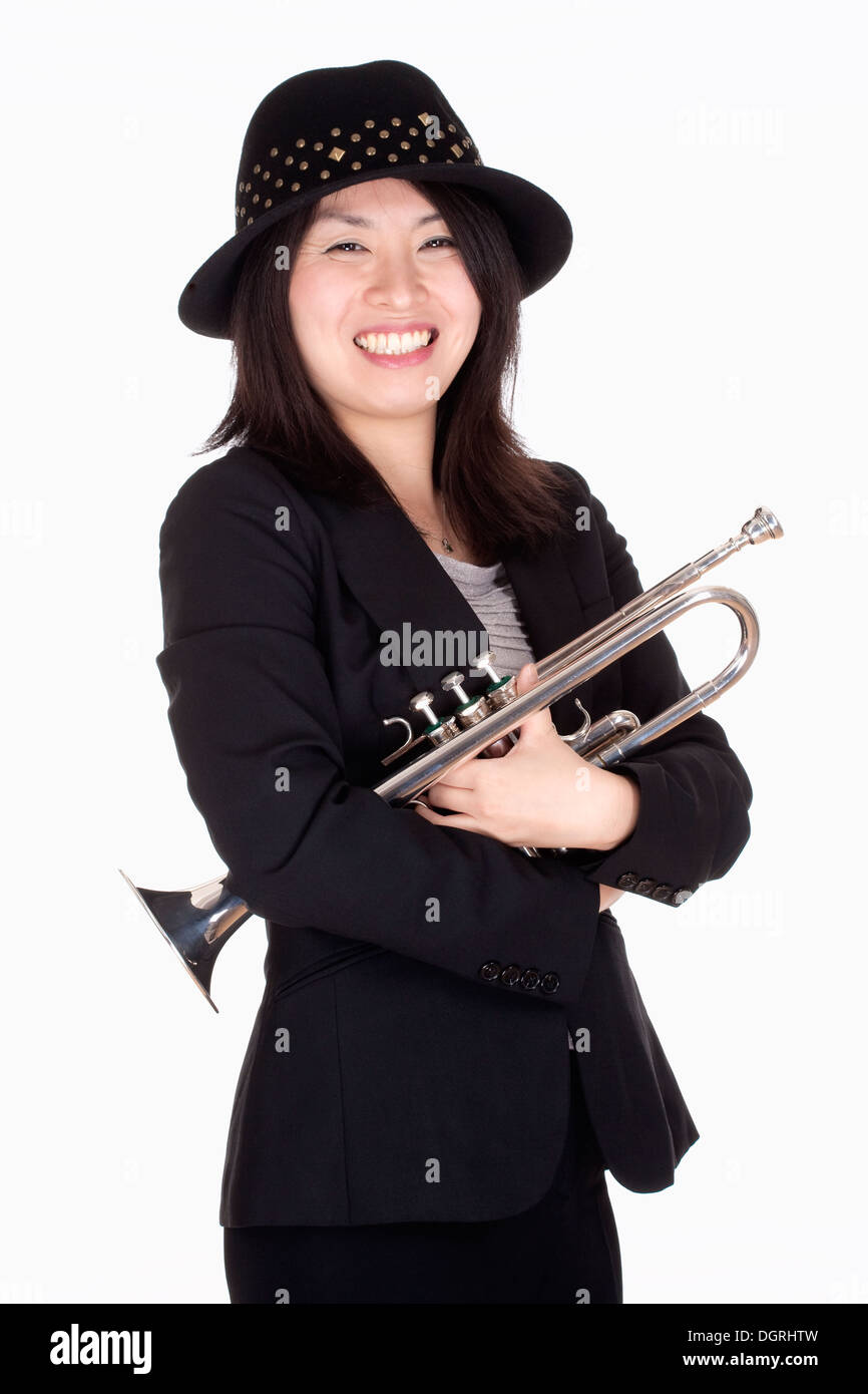 Porträt von weiblichen Trompeter - Isolated on White Stockfoto