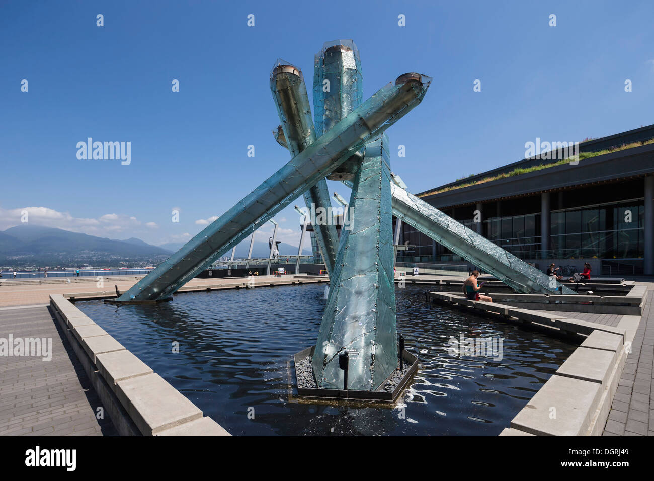 Kanada, British Columbia, Vancouver, Olympische Flamme vor Convention center Stockfoto