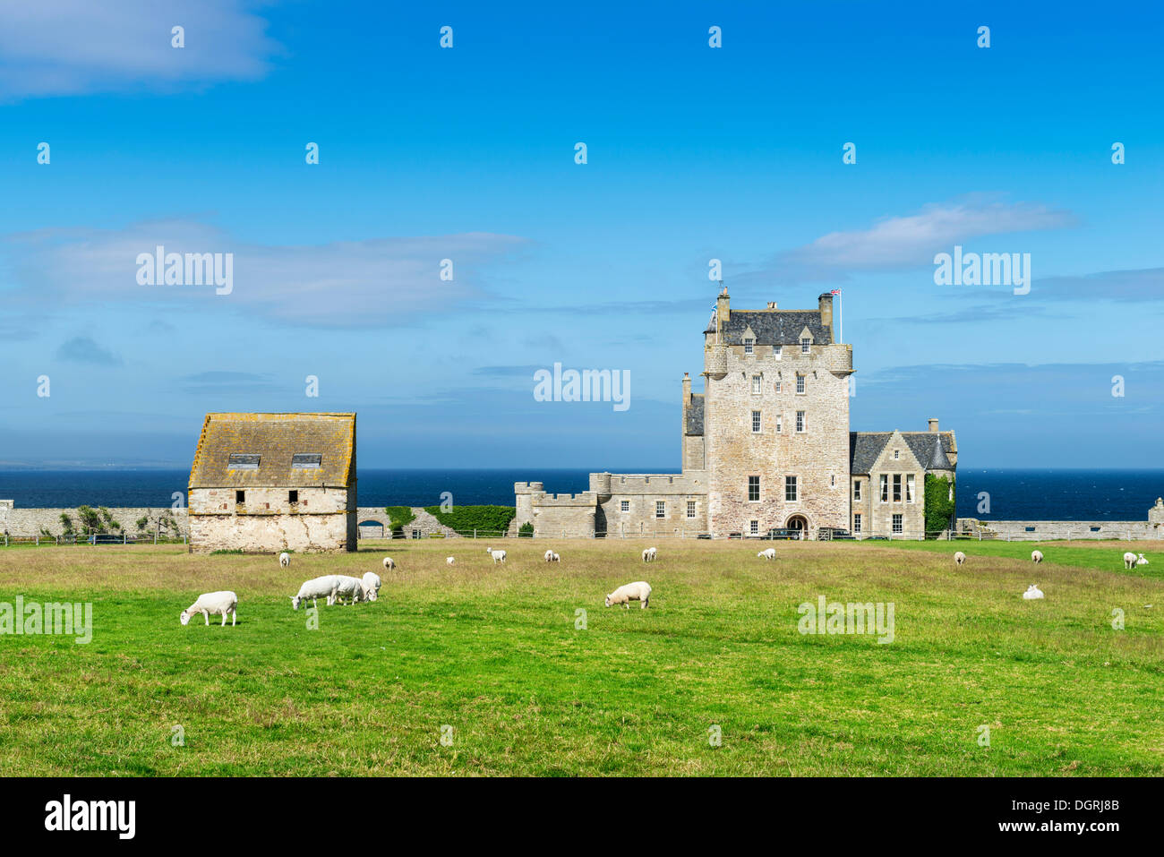 Ackergill Tower in der Nähe von Wick, ein Schloss aus dem 15. Jahrhundert, an der Nordsee Küste, Grafschaft Caithness, Schottland, Vereinigtes Königreich Stockfoto