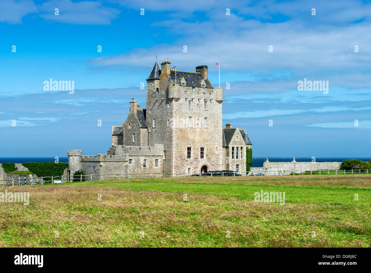 Ackergill Tower in der Nähe von Wick, ein Schloss aus dem 15. Jahrhundert, an der Nordsee Küste, Grafschaft Caithness, Schottland, Vereinigtes Königreich Stockfoto