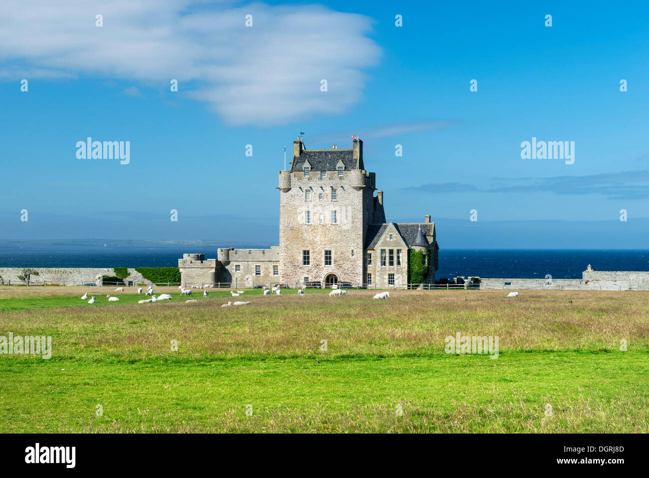 Ackergill Tower in der Nähe von Wick, ein Schloss aus dem 15. Jahrhundert, an der Nordsee Küste, Grafschaft Caithness, Schottland, Vereinigtes Königreich Stockfoto