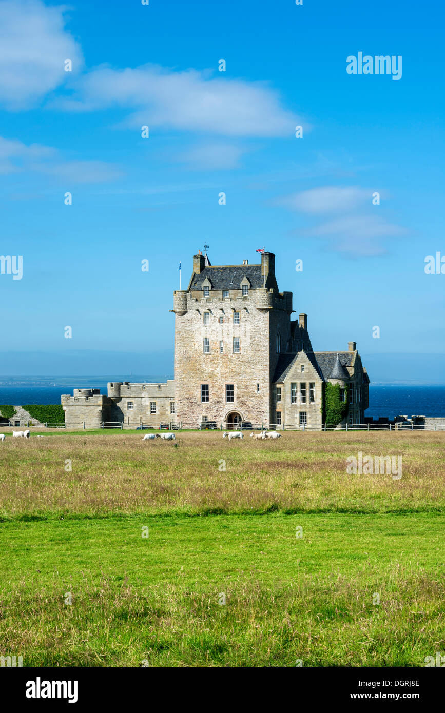 Ackergill Tower in der Nähe von Wick, ein Schloss aus dem 15. Jahrhundert, an der Nordsee Küste, Grafschaft Caithness, Schottland, Vereinigtes Königreich Stockfoto