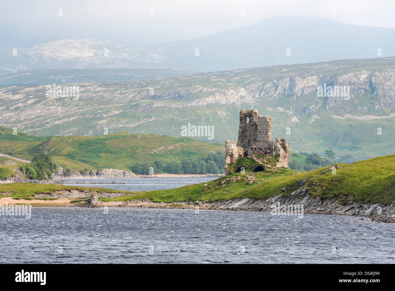 Ardvreck Burg auf einer Halbinsel im Loch Assynt, Grafschaft Sutherland, Schottland, Vereinigtes Königreich, Europa Stockfoto