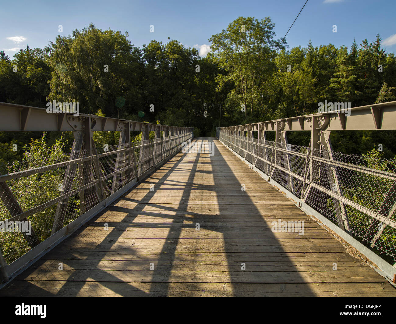 Nur Stahlbrücke mit Holzbohlen, die Überquerung des Flusses Wertach, Mittelstetten, Bayern Stockfoto