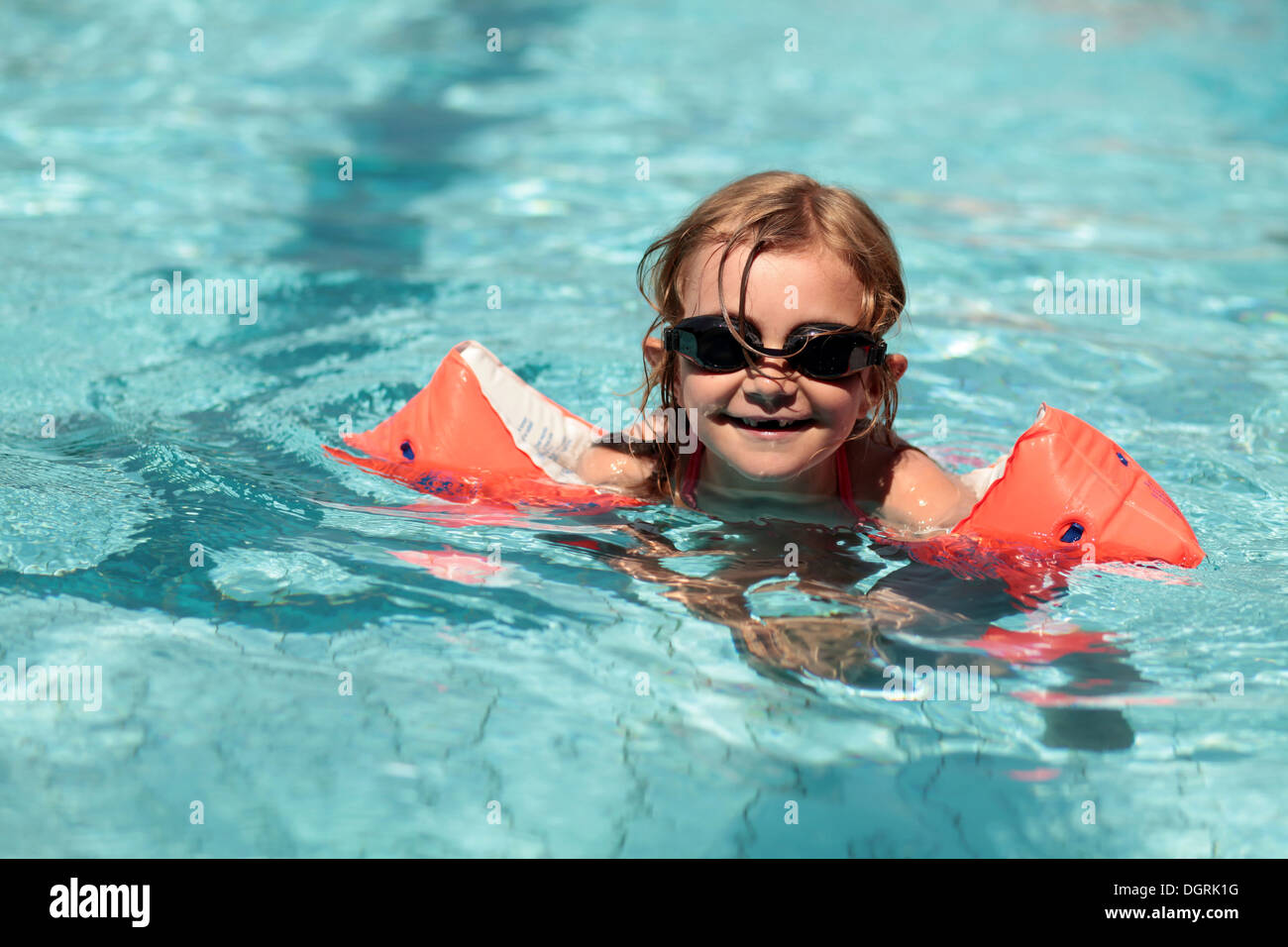 Deutschland, Bayern, Mädchen mit Brille, Schwimmen lächelnd Stockfoto