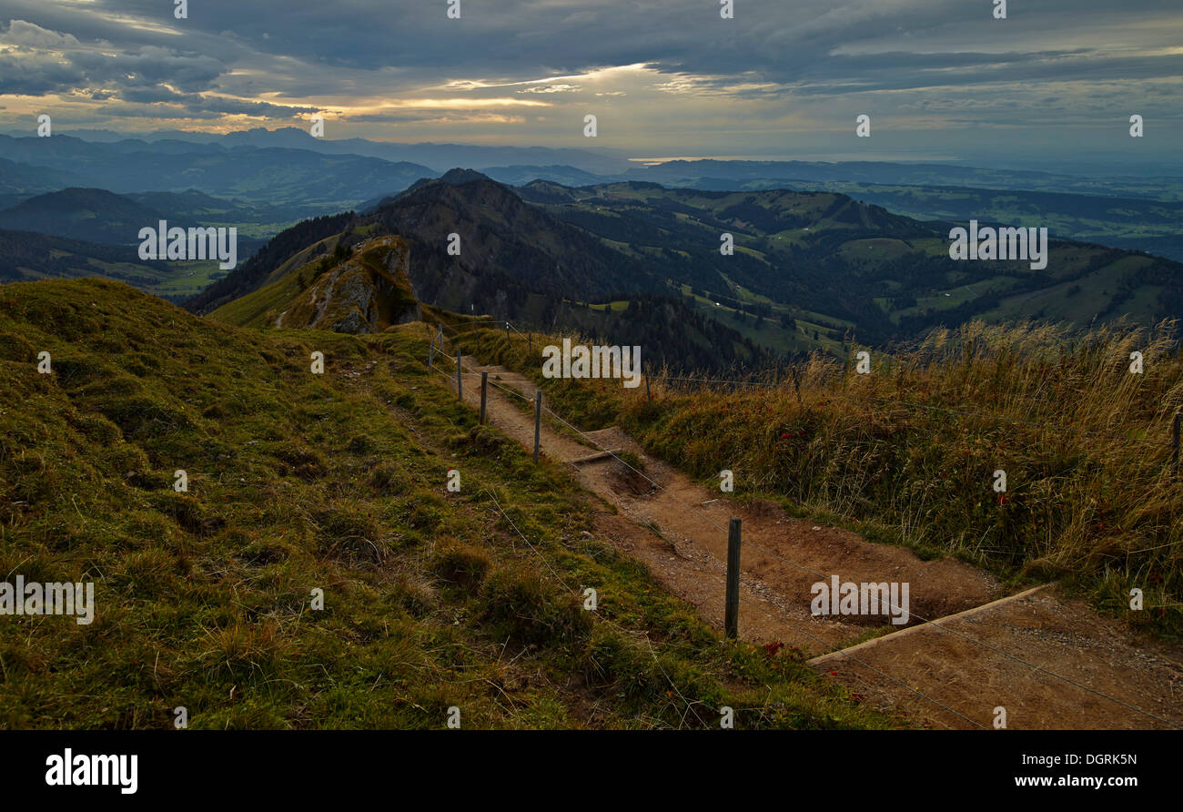 Abend Wolken gesehen vom Mt. Hochgrat mit Blick auf den Bodensee, Oberstaufen, Bayern Stockfoto