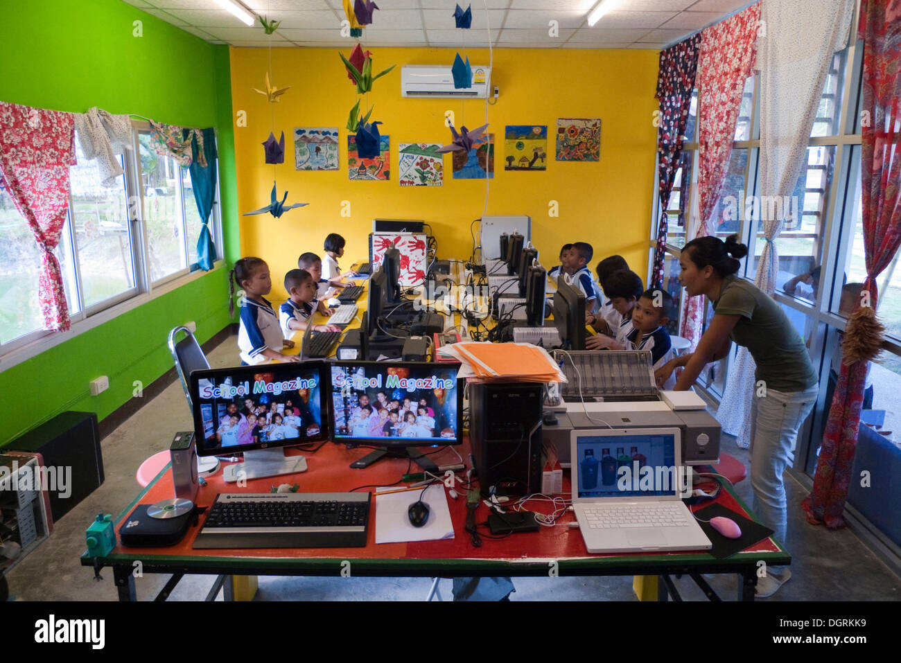 Kinder einen Computerkurs, Beluga School for Life, BSfL, Hilfsprojekt für Kinder in Not, gegründet nach dem tsunami Stockfoto