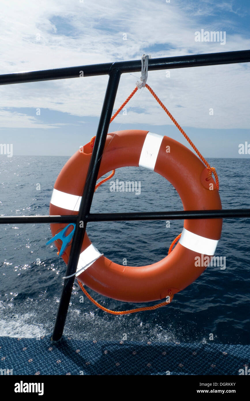 Rettungsring auf einem Geländer von einem Schiff, Thailand, Asien Stockfoto