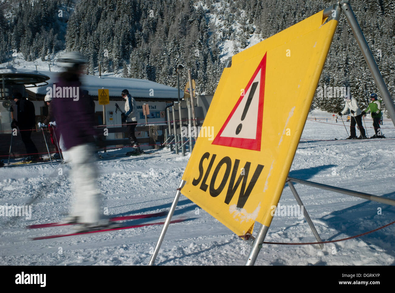 Skifahrer Ingnoring Geschwindigkeitsbegrenzungen, Zillertal, Österreich, Europa Stockfoto