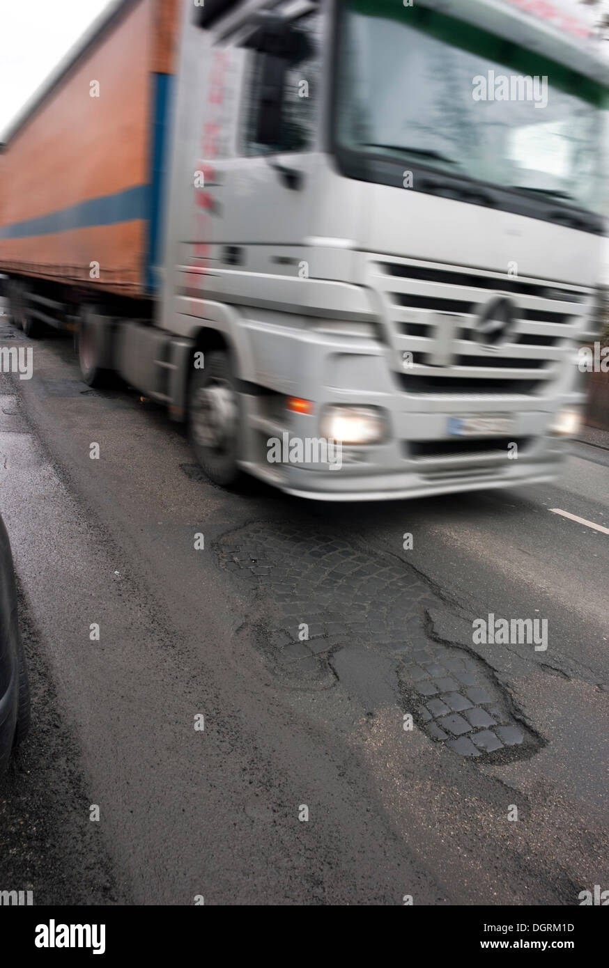 Frostschäden, Schlaglöcher in der Fahrbahndecke, Deutschland Stockfoto