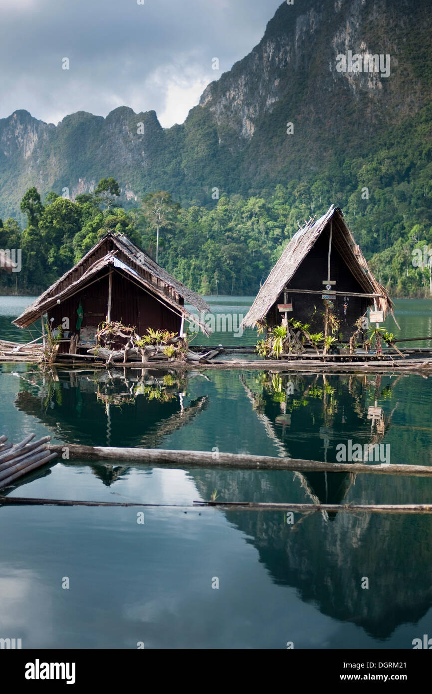 Schwimmende Bungalows, Khao Sok Nationalpark, künstlichen Stausee, Chiao Lan See, Surat Thani, Thailand, Asien Stockfoto