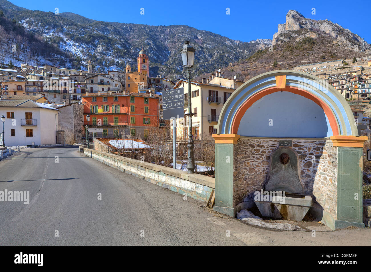 Brücke am Eingang zum kleinen französischen alpine Stadt Tende in Alpen, Frankreich. Stockfoto