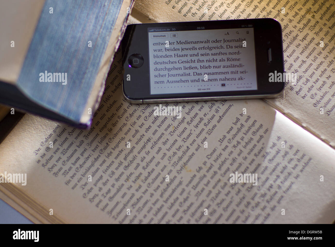 E-Book-Reader auf einem alten Buch, Deutschland Stockfoto