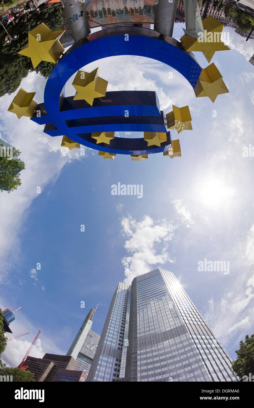 EZB, der Europäischen Zentralbank mit einer Upside-Down-Euro-Symbol, Frankfurt Am Main, Hessen Stockfoto