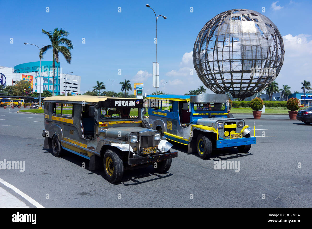 Jeepneys vor der Mall of Asia, Pasay City, Manila, Philippinen, asiatisch, PublicGround Stockfoto