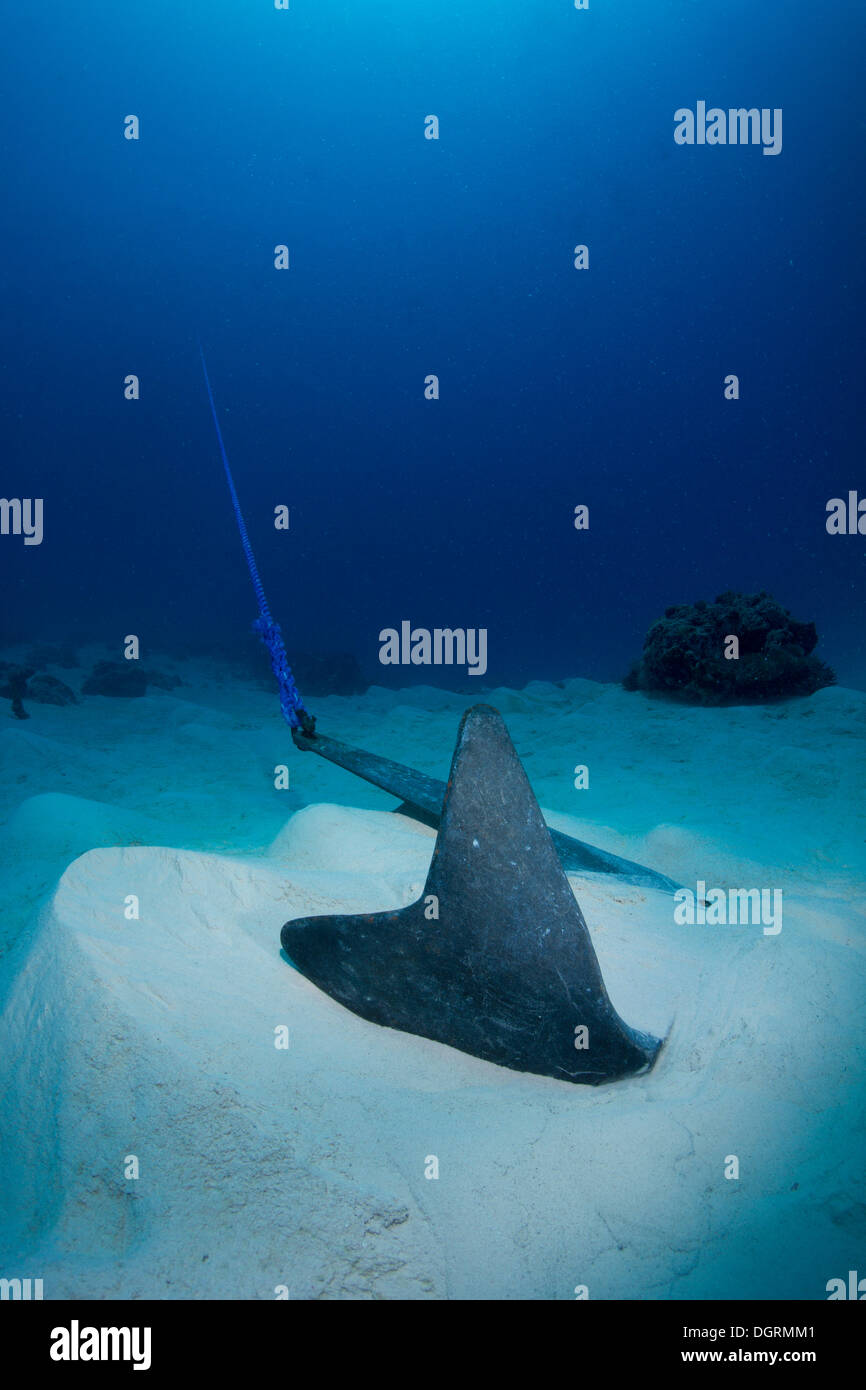 Ein Anker für ein Sportboot auf dem sandigen Boden, Philippinen, Asien Stockfoto