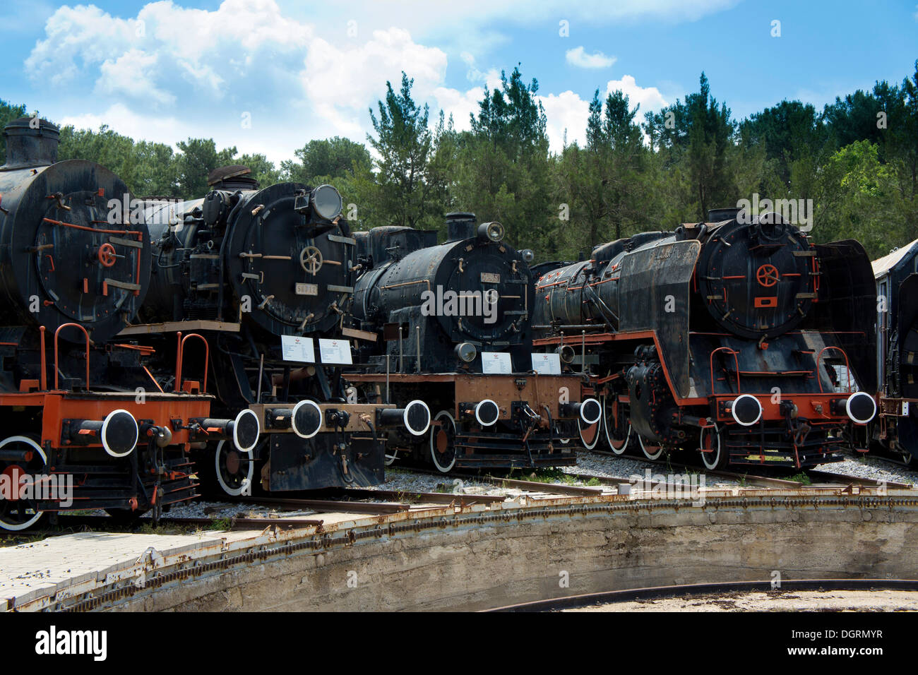 4 Lokomotiven stehen vor dem Plattenspieler, Çamlik Eisenbahnmuseum, Çamlik, Türkei, Asien Stockfoto