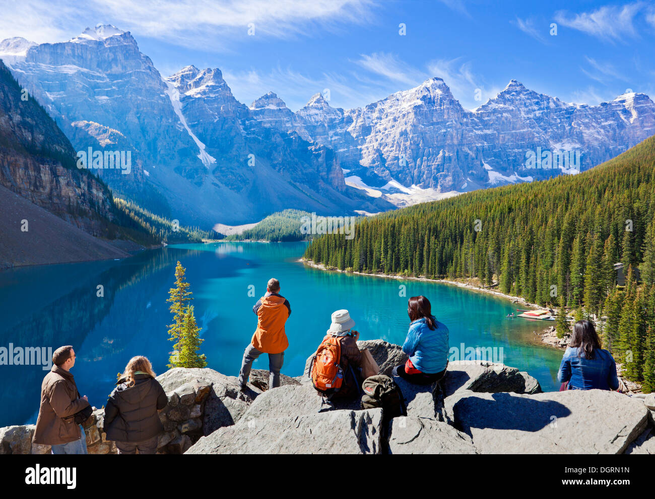 Touristen, die gerne am Moraine Lake im Tal der zehn Gipfel Banff National park Kanada Stockfoto