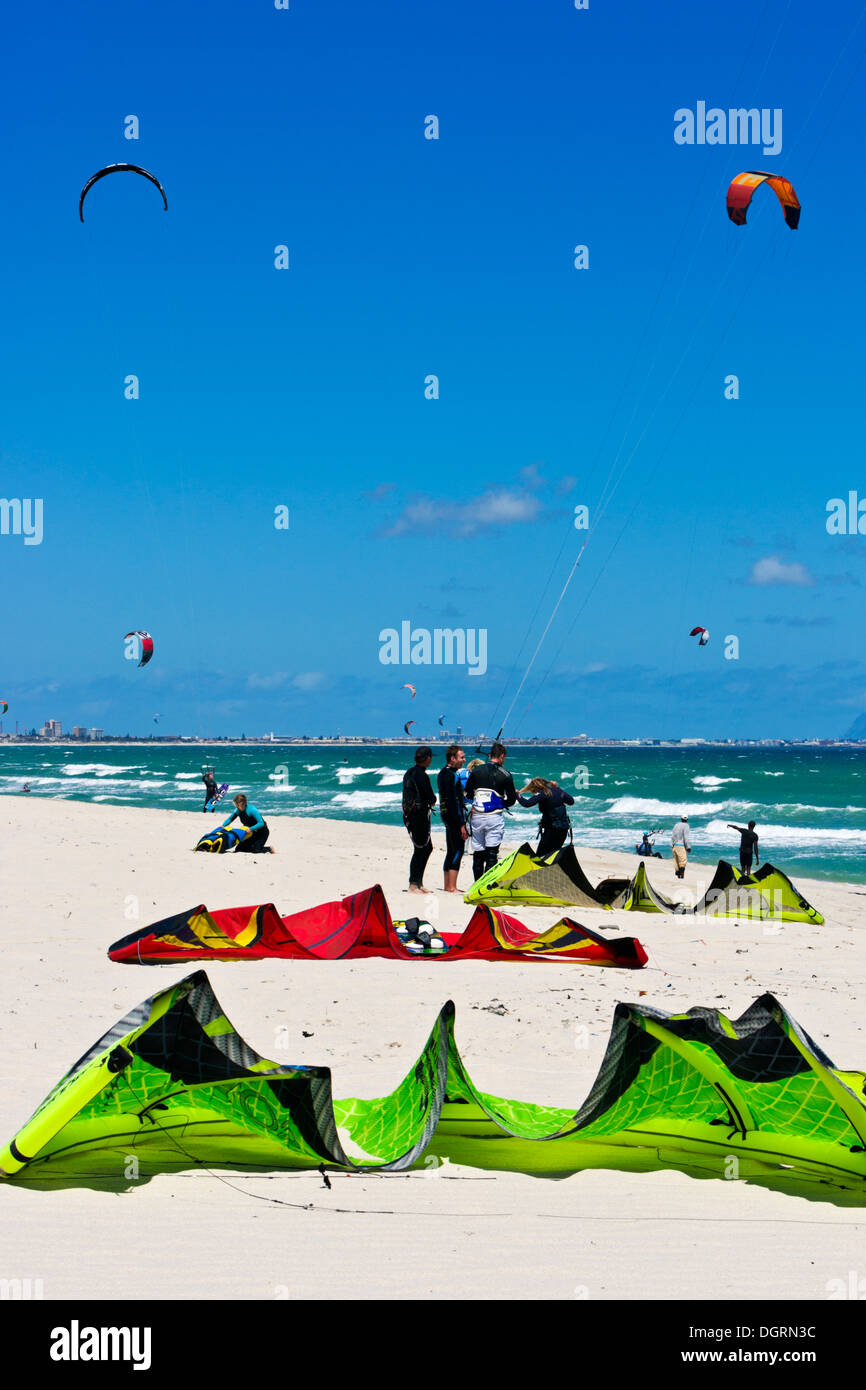 Kitesurfer am Blouberg Strand in der Nähe von Kapstadt in Südafrika. Dieser Bereich ist eine erste Adresse für europäische Kiteboarder, während des Winters im Europ zu trainieren Stockfoto