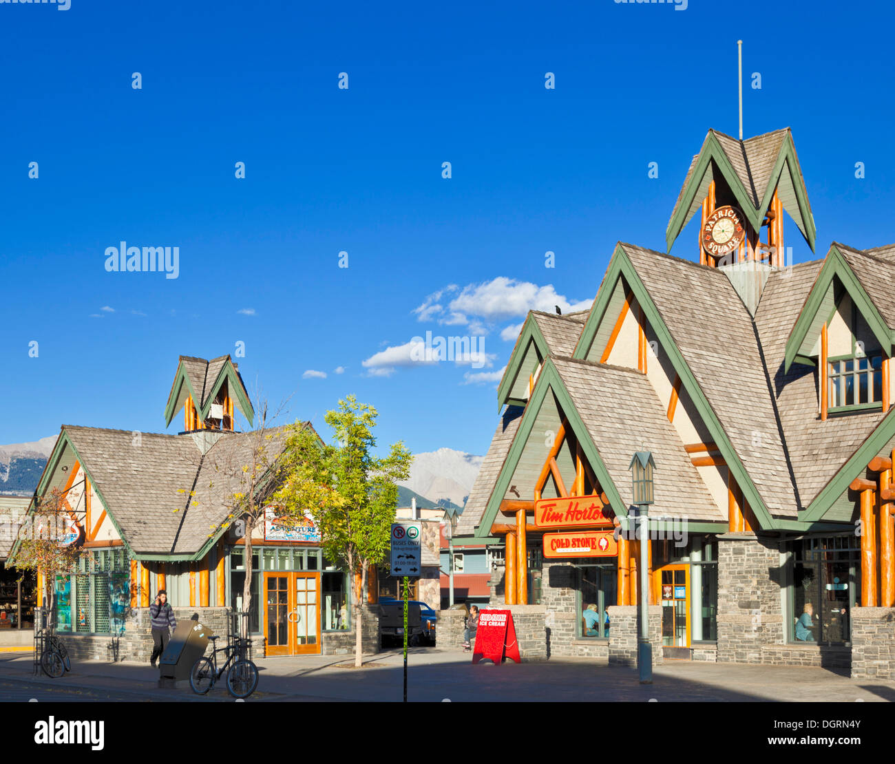 Abenteuer Shop und Tim Hortons Restaurant im Zentrum von Jasper Stadt Zentrum Jasper Nationalpark Alberta Kanada Stockfoto