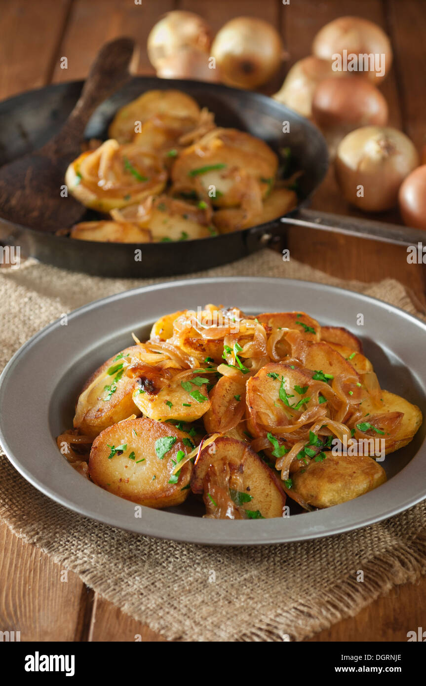 SUEZ-Lyonnaise Kartoffeln. Pommes Lyonnaise. Bratkartoffeln mit Zwiebeln. Stockfoto