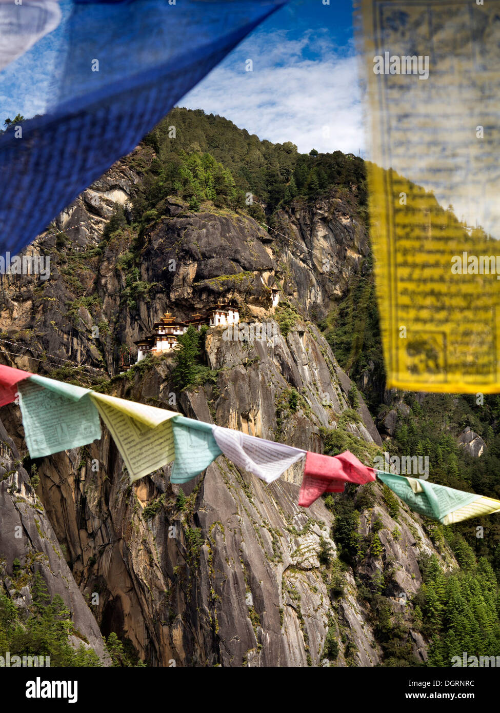 Bhutan, Paro-Tal, Gebetsfahnen Taktsang Lhakang (Tiger es Nest) Kloster Aussichtspunkt Stockfoto