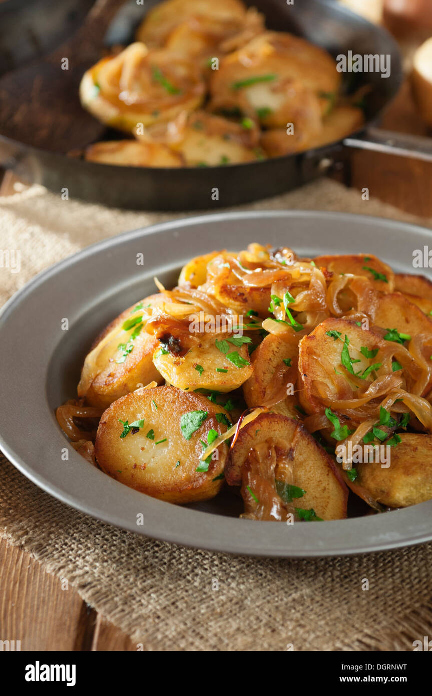 SUEZ-Lyonnaise Kartoffeln. Pommes Lyonnaise. Bratkartoffeln mit Zwiebeln. Stockfoto