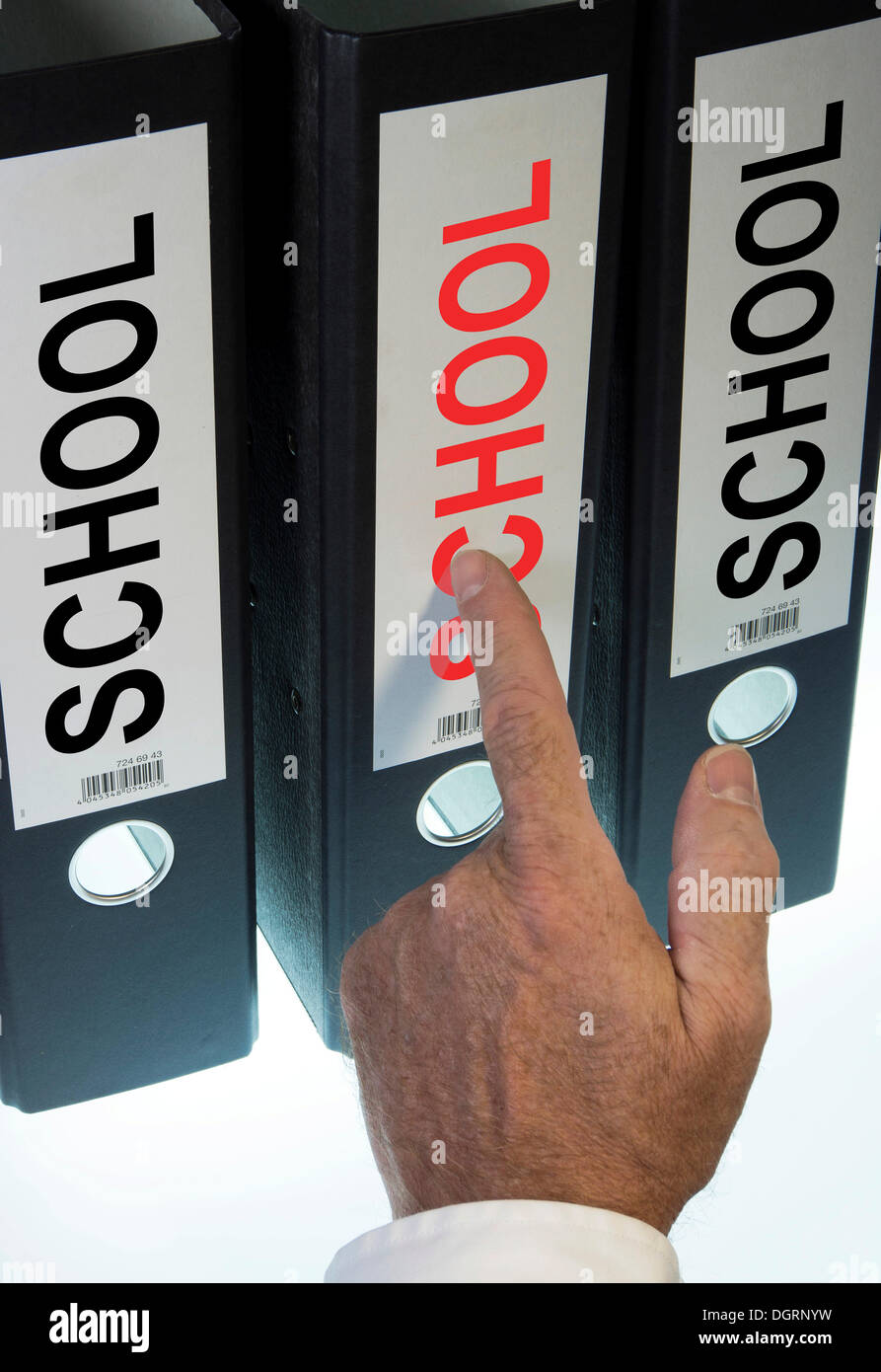 Hand auf einen Dateiordner mit der Bezeichnung "Schule" Stockfoto