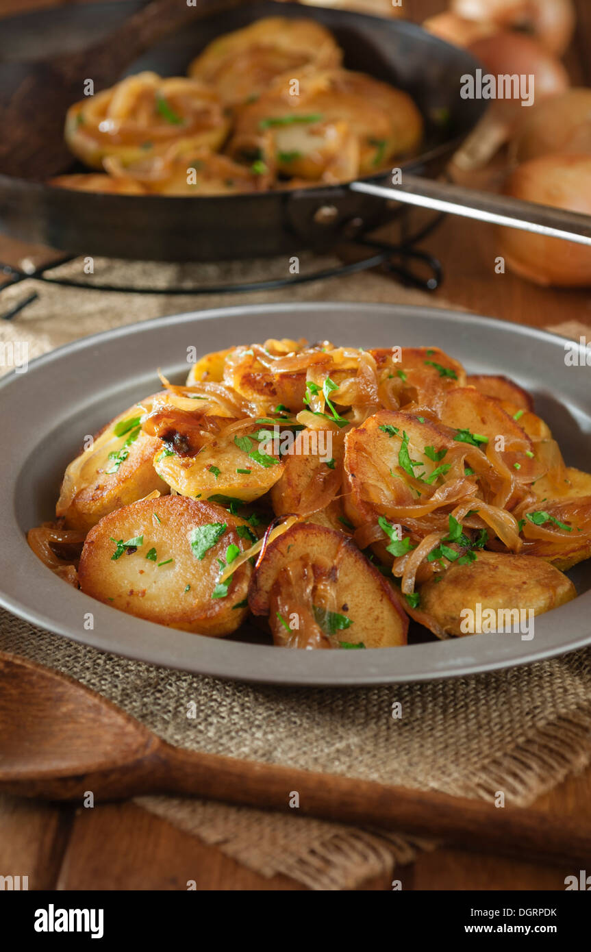 SUEZ-Lyonnaise Kartoffeln. Pommes Lyonnaise. Bratkartoffeln mit Zwiebeln. Stockfoto