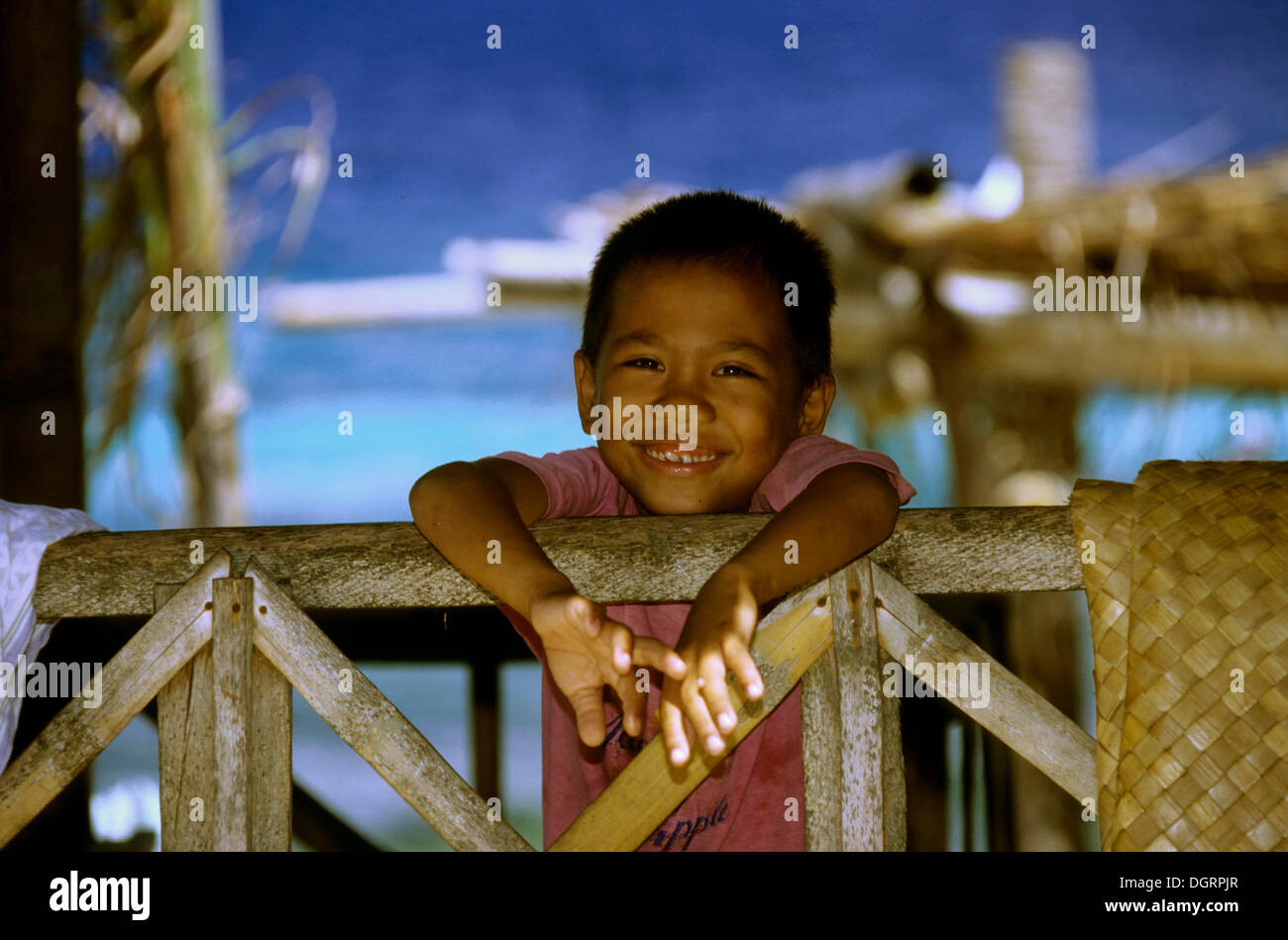 Filipino Junge stand auf einem Geländer, Balicasag Island, Philippinen Stockfoto