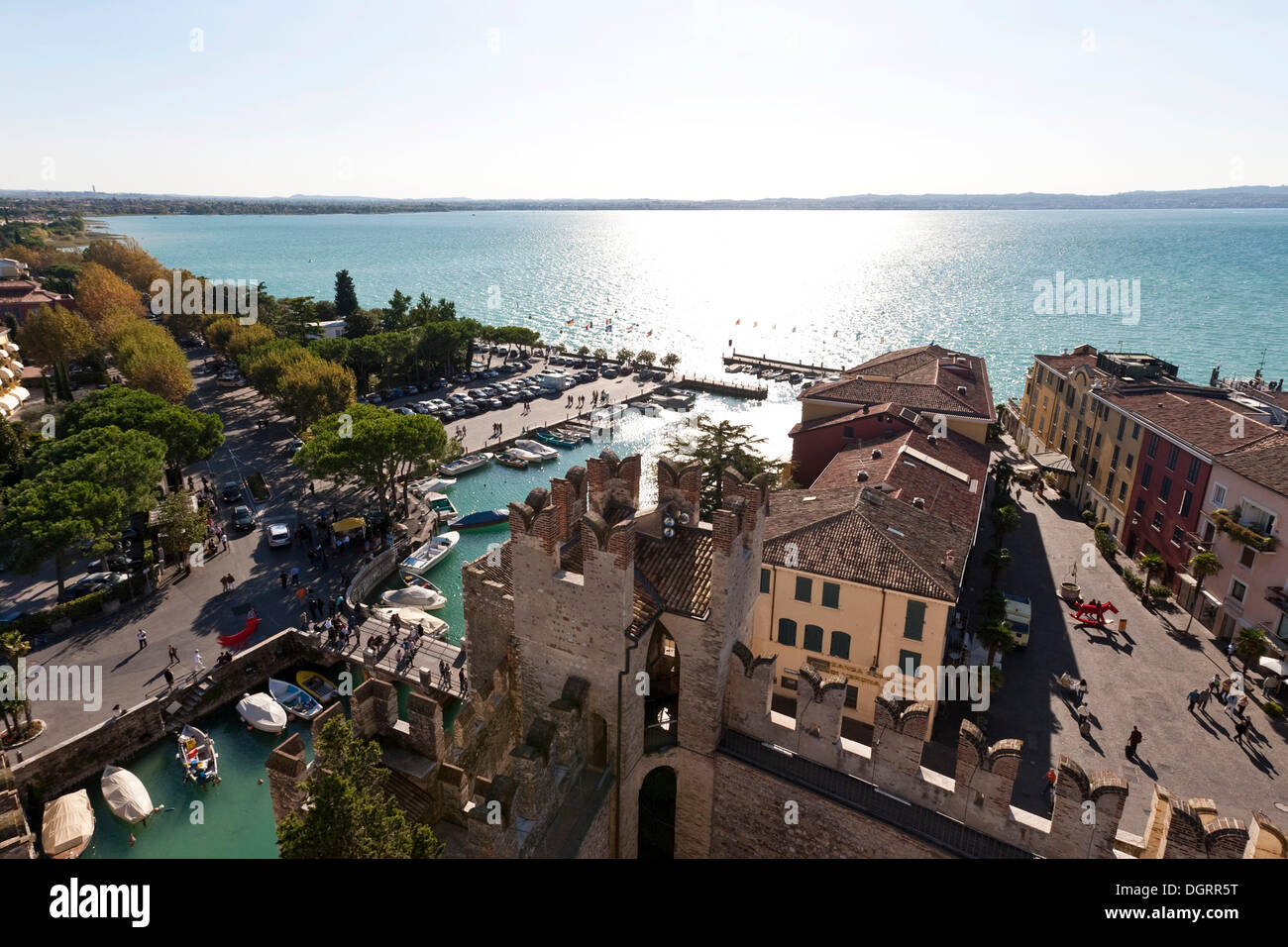 Hafen und Altstadt am Castello Scaligero Burg, Sirmione Dorf, Lago di Garda, Gardasee, Lombardei, Italien, Europa Stockfoto