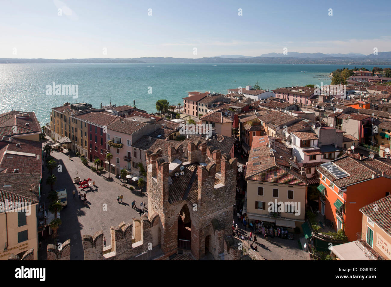 Hafen und Altstadt am Castello Scaligero Burg, Sirmione Dorf, Lago di Garda, Gardasee, Lombardei, Italien, Europa Stockfoto