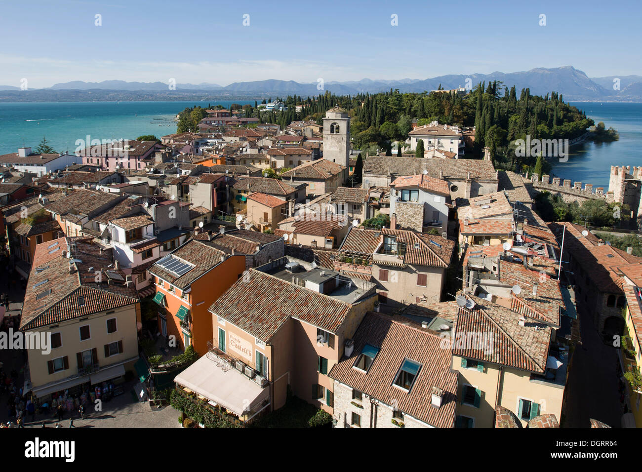 Hafen und Altstadt am Castello Scaligero Burg, Sirmione Dorf, Lago di Garda, Gardasee, Lombardei, Italien, Europa Stockfoto