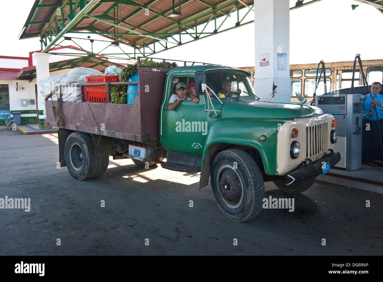 Alte LKW beladen mit gemischten waren an einer Tankstelle, Kuba, Karibik, Amerika Stockfoto