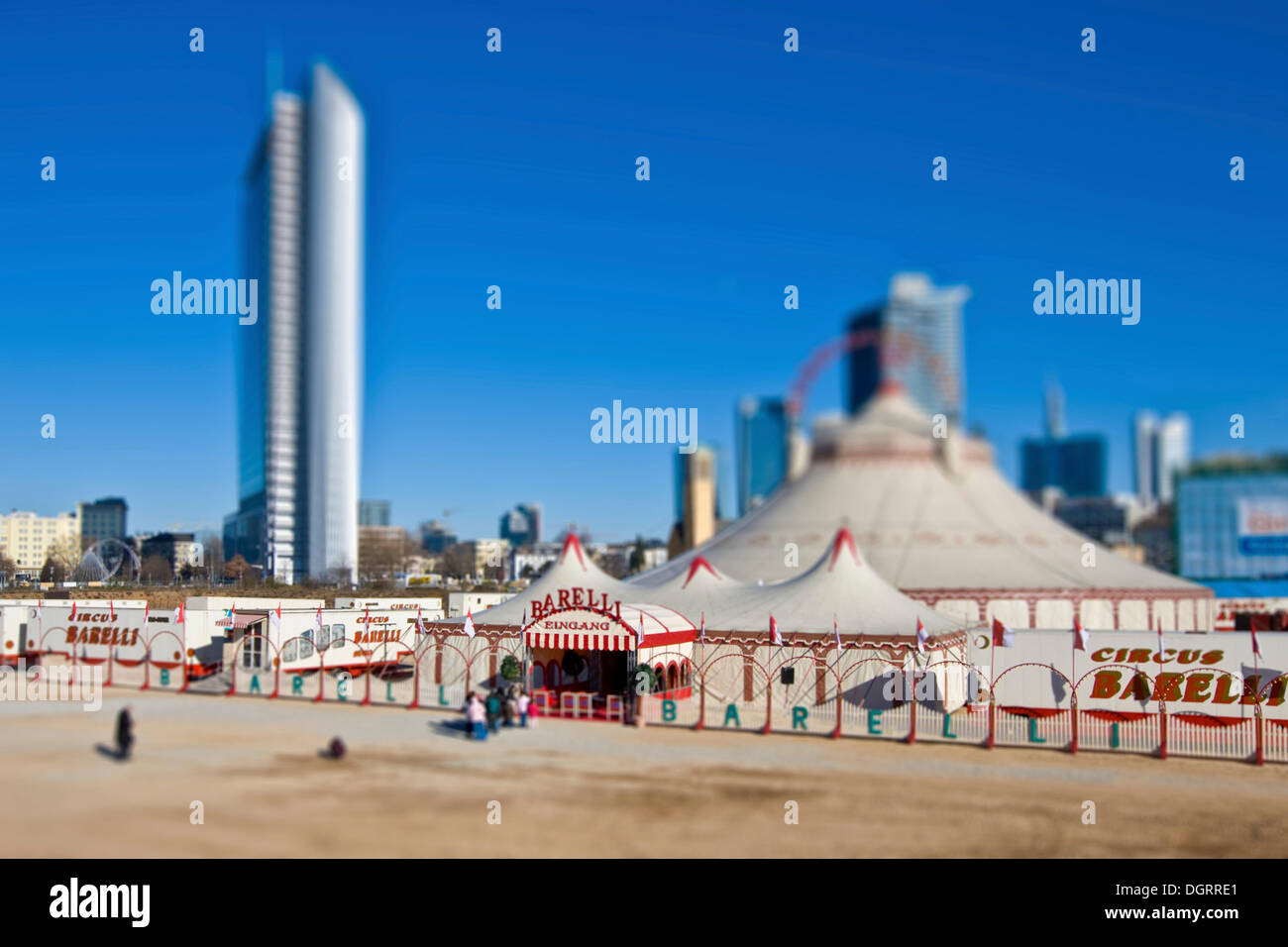 Circus Barelli im Europaviertel, mit Pollux Turm in der Ferne, Tilt-Shift-Effekt, den Eindruck von einem Stockfoto