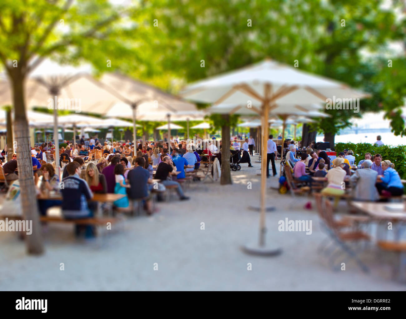 Gerbermuehle, Frankfurt Apfel Wein Pub und ein Bier Garten entlang des Mains, Tilt-Shift-Effekt, den Eindruck von einem Stockfoto