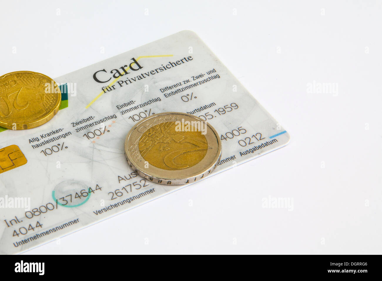 Krankenversicherungskarte mit Euro-Münzen, symbolisches Bild für Kostensteigerungen für die private Krankenversicherung Stockfoto