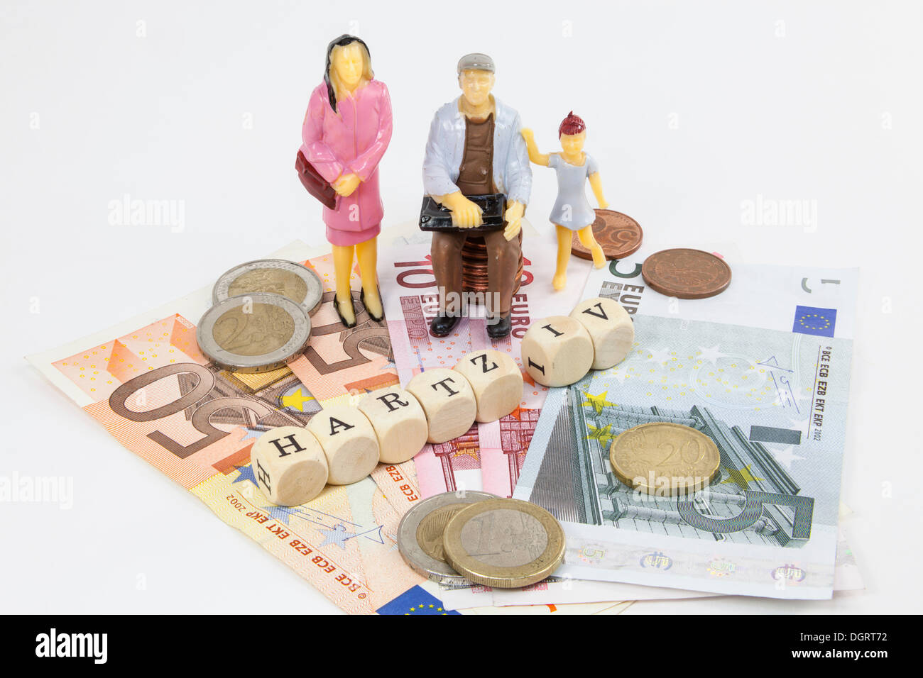 Miniaturfiguren von einer Arbeiterfamilie, Euro-Banknoten, Brief Würfel bilden das Wort "Hartz IV", deutsche Einkommensstützung Stockfoto
