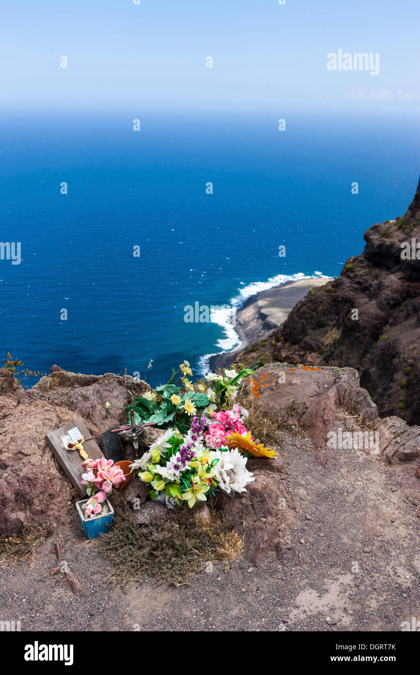 Ein Kreuz zur Erinnerung an eine Person, die die Klippen in der Nähe von Casas de Tirma de San Nicolás, Artenara Region, Gran Canaria fiel Stockfoto