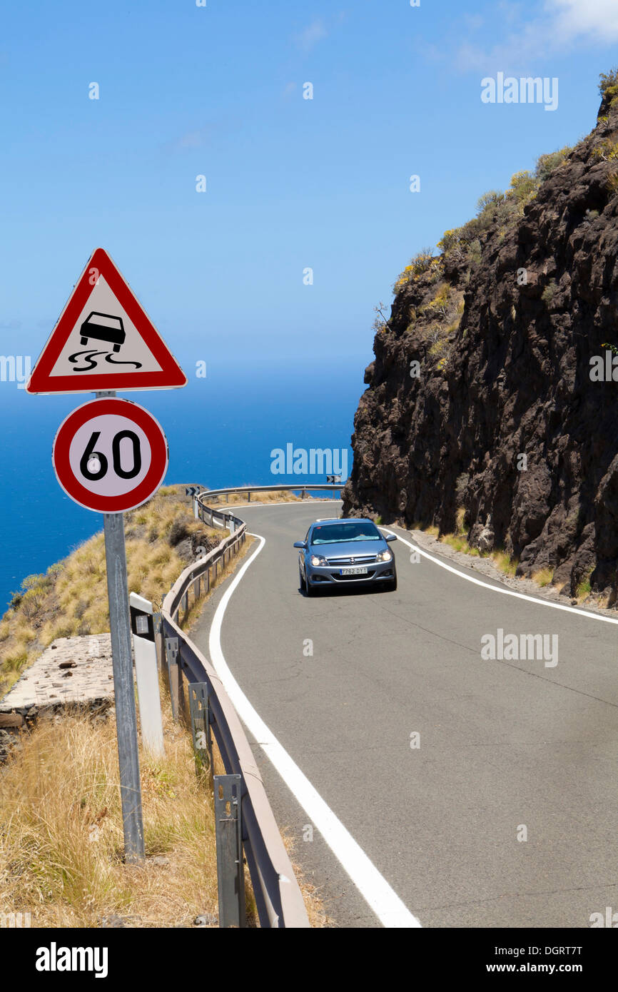 Küstenstraße an den Klippen in der Nähe von El Risco, Artenara Region, Gran Canaria, Kanarische Inseln, Spanien, Europa, PublicGround Stockfoto