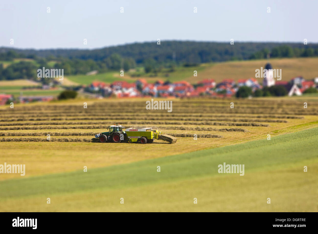 Landwirtschaftliche Maschine, bei der Feldarbeit, Tilt-Shift-Effekt, Honau, Baden-Württemberg, PublicGround Stockfoto