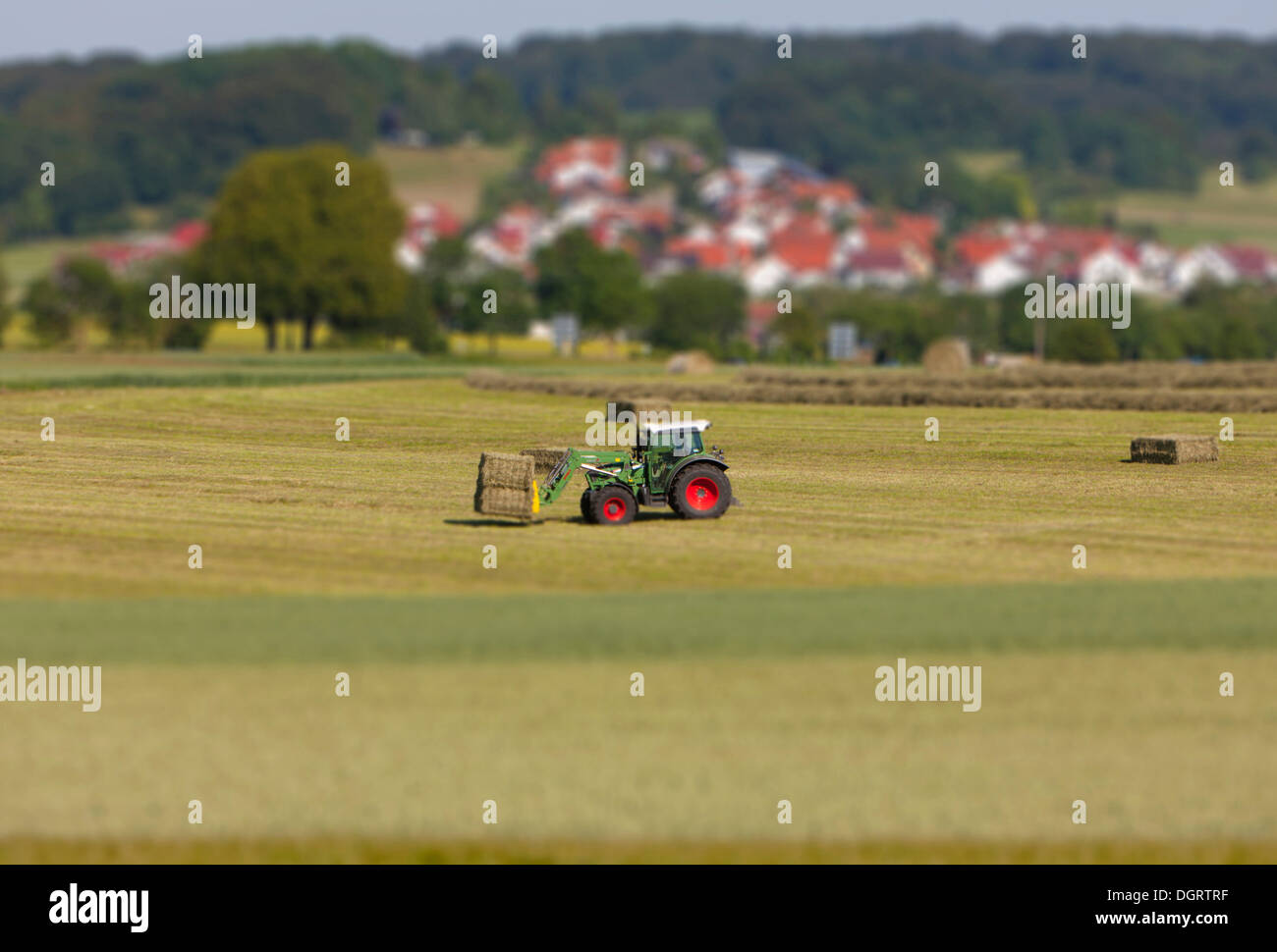 Landwirtschaftliche Maschine, bei der Feldarbeit, Tilt-Shift-Effekt, Honau, Baden-Württemberg, PublicGround Stockfoto